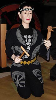 鉦を持たせる人形