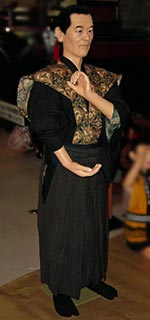 鼓を持たせる人形