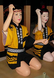 バチを持たせる人形