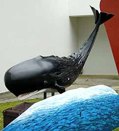 捕鯨疑似体験用のクジラと捕鯨砲